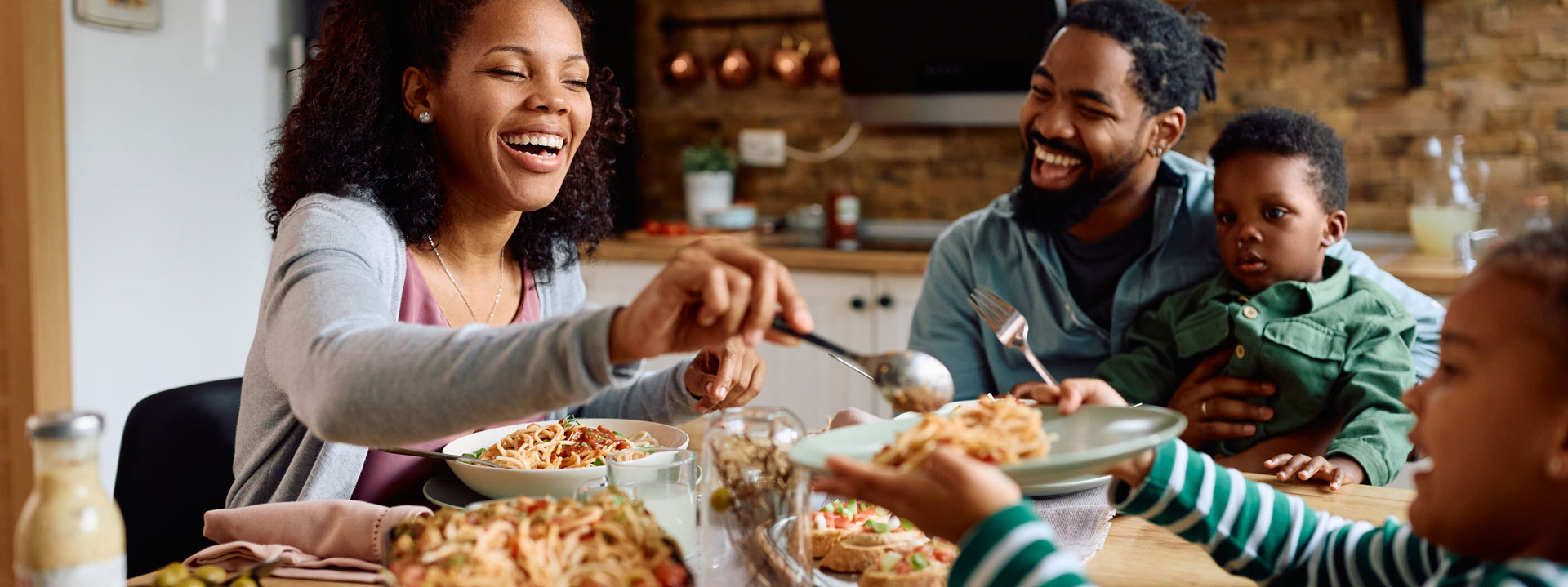 Los beneficios de las comidas en familia para niños y padres